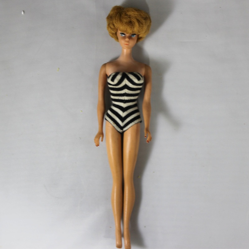 Vintage 1961 Bubble Cut Barbie #850 Blonde