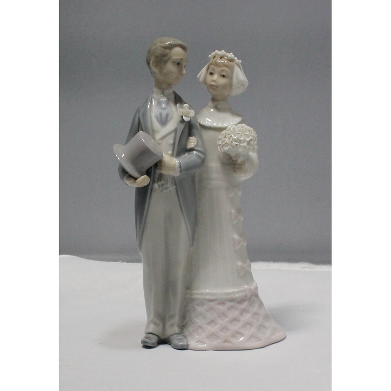 Lladr Figurine:  4808 Wedding | Glazed Finish | broken flower | As Is