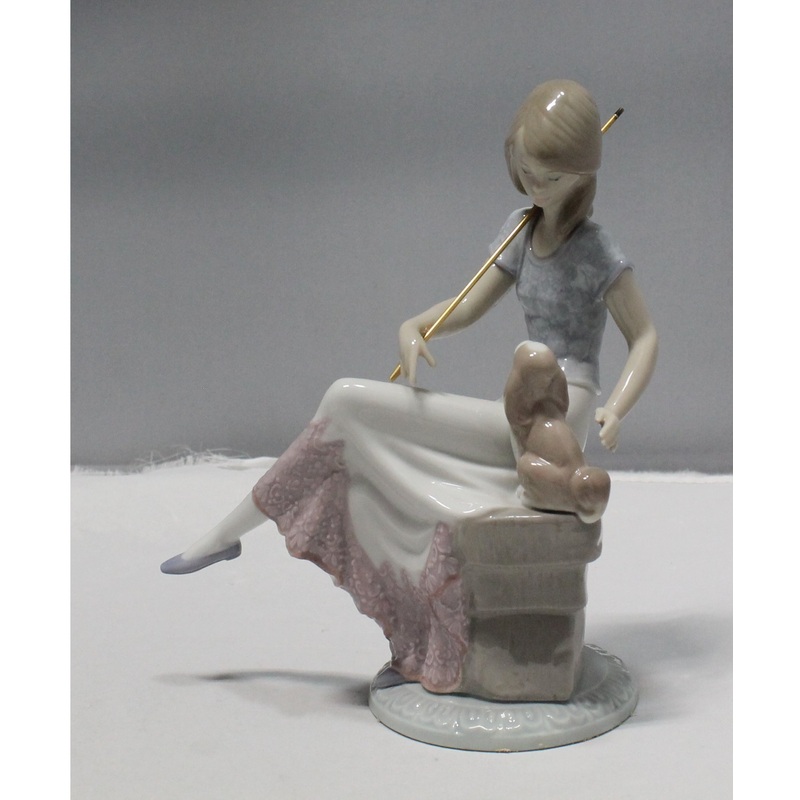 Lladr Figurine:  7612 Picture Perfect | Glazed| missing umbrella | As Is