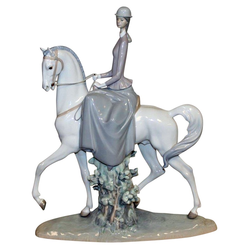 Lladr Figurine: 4516 Female Equestrian
