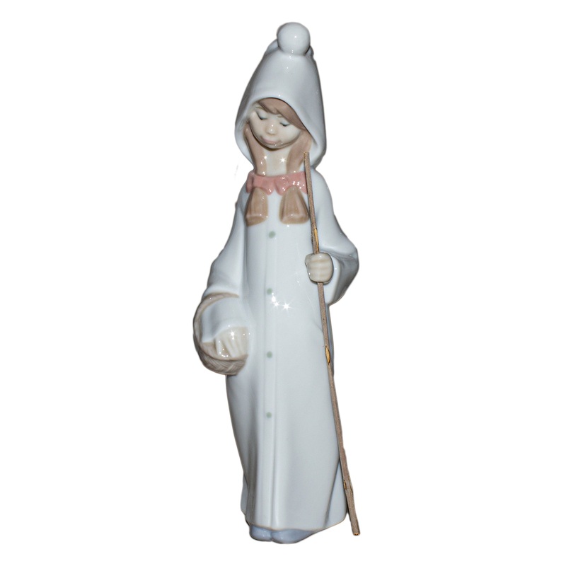 Lladr Figurine: 4678 Girl with Basket