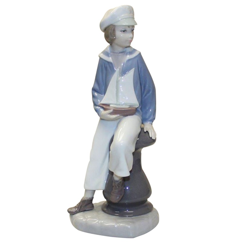 Lladr Figurine: 4810 Boy with Yacht