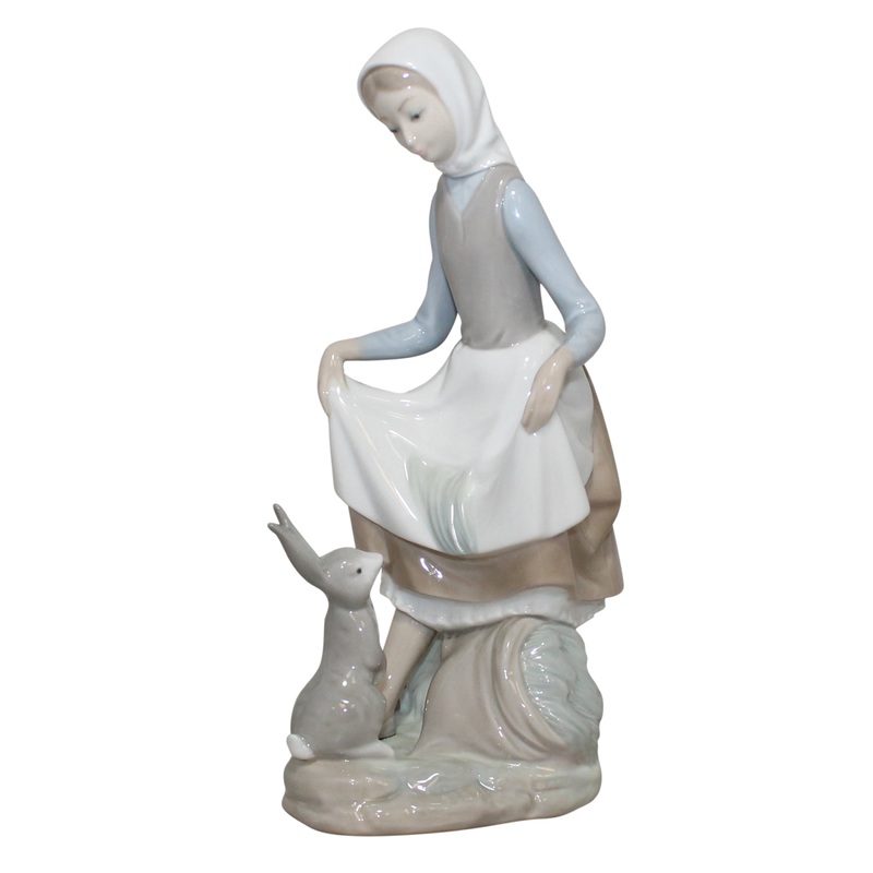 Lladr Figurine: 4826 Rabbit's Food