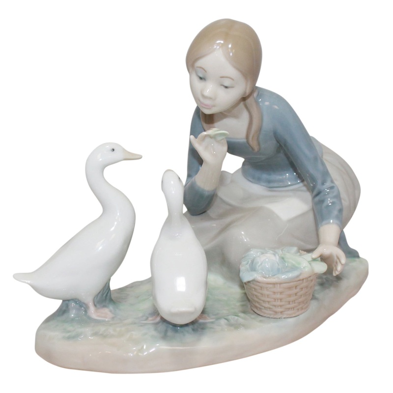 Lladr Figurine: 4849 Feeding the Ducks