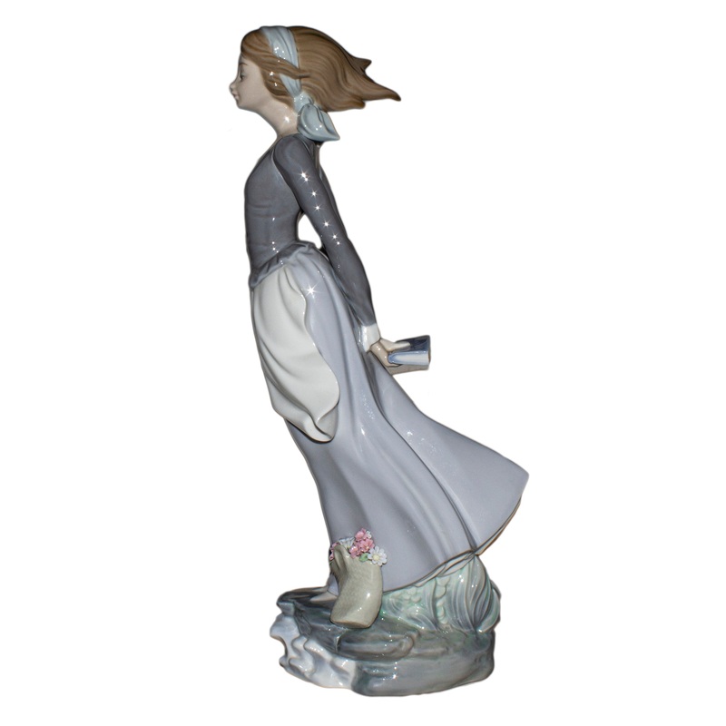 Lladr Figurine: 4922 Sea Breeze Wind Blown Girl