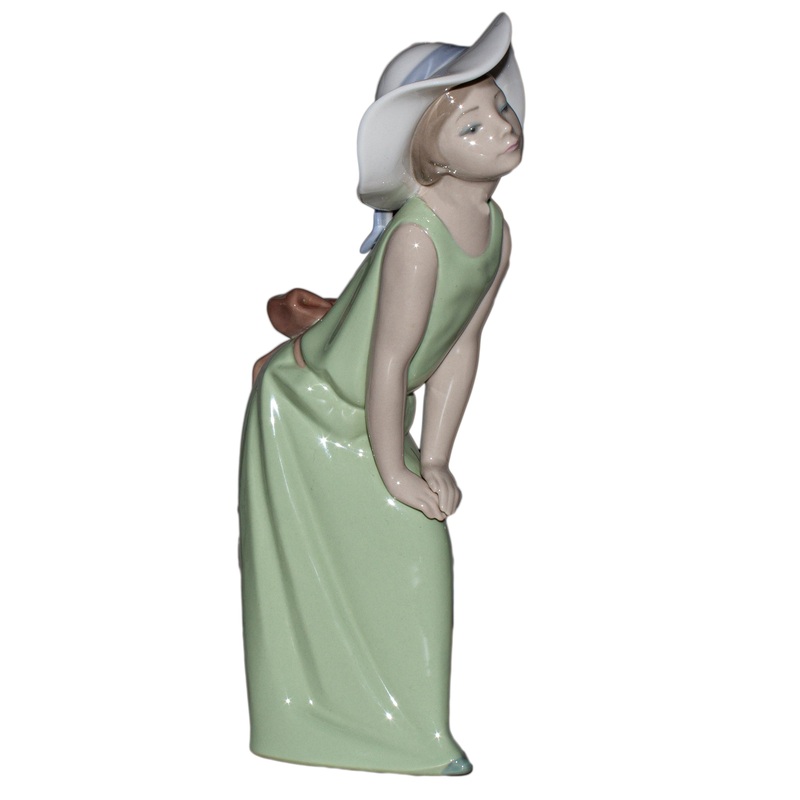 Lladr Figurine: 5009 Curious Girl w/ Hat