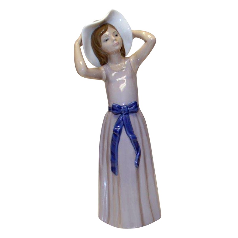 Lladr Figurine: 5011 Coy - Girl with Hat