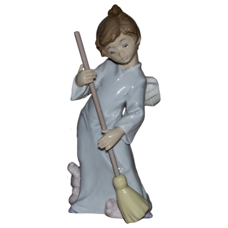 Lladr Figurine: 5726 Sweep Away the Clouds