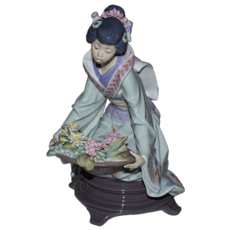 Lladr Figurine: 5775 Gift of Beauty