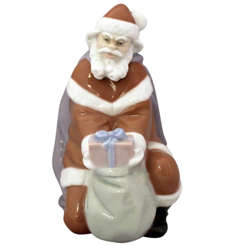 Lladr Figurine: 6575 A Gift from Santa