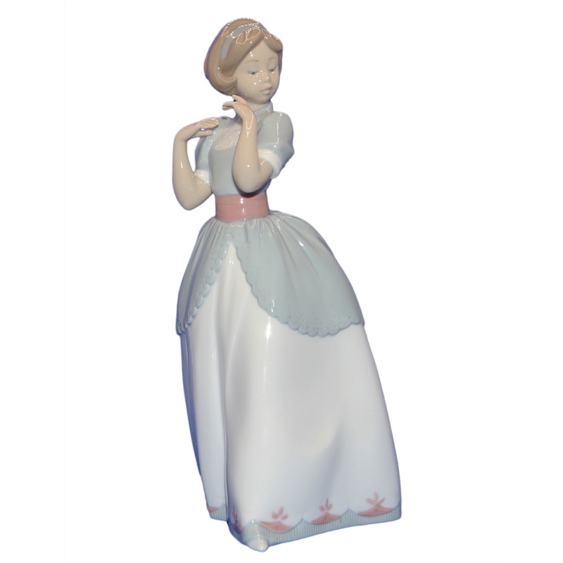 Lladr Figurine: 6755 A Proper Pose