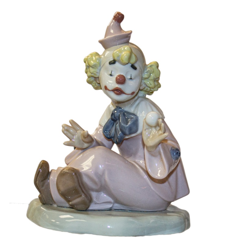 Lladr Figurine: Nao 0485 Now You See It