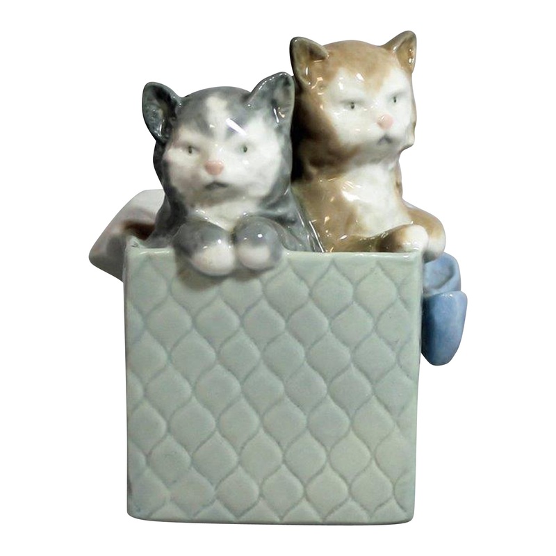 Lladr Figurine: Nao 1080 Purr-fect Gift