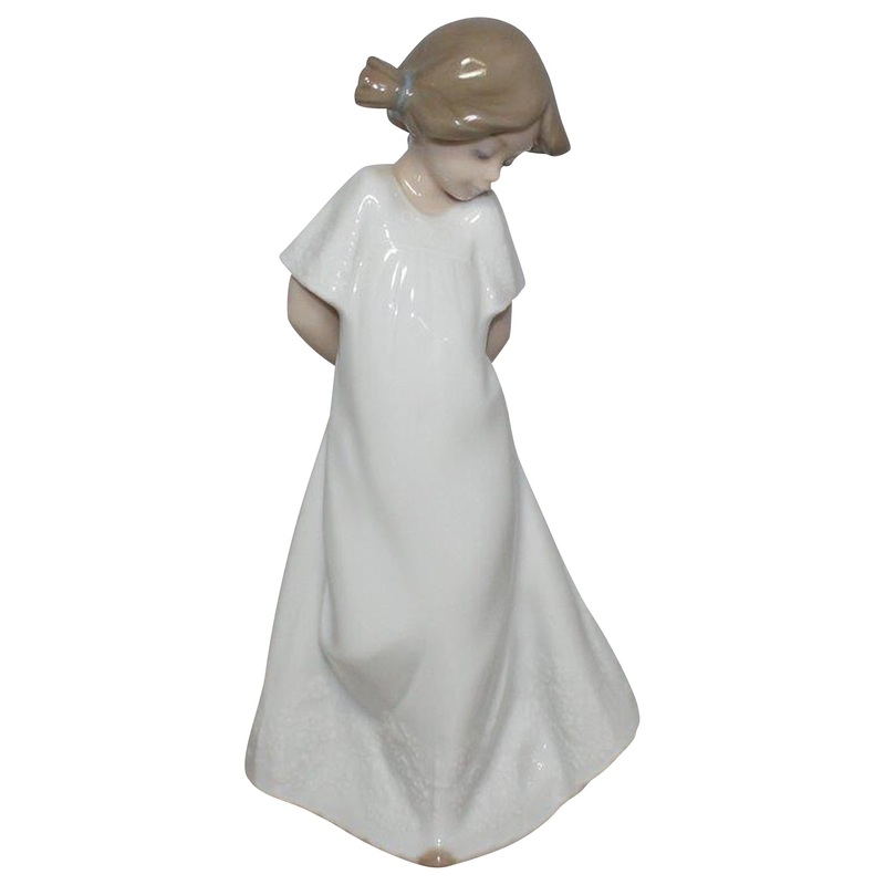 Lladr Figurine: Nao 1109 So Shy