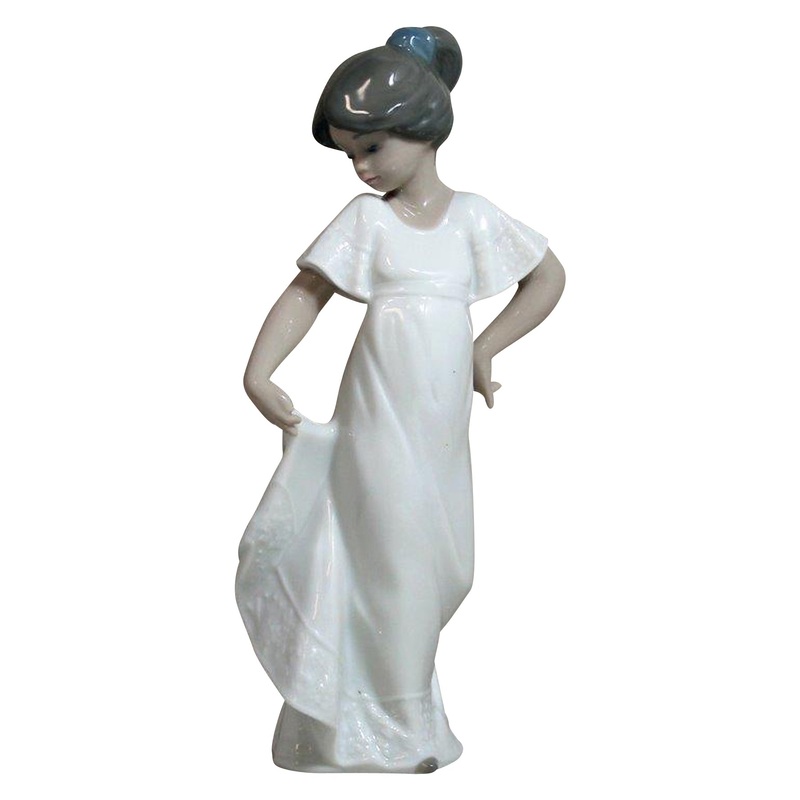 Lladr Figurine: Nao 1110 How Pretty!