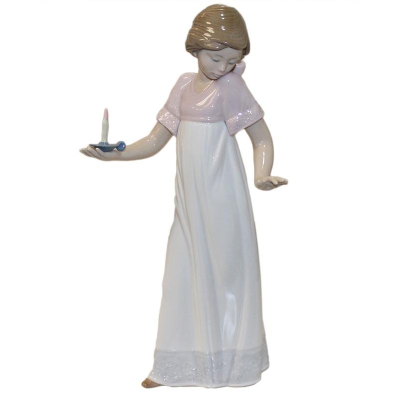 Lladr Figurine: Nao 1155 To Light the Way