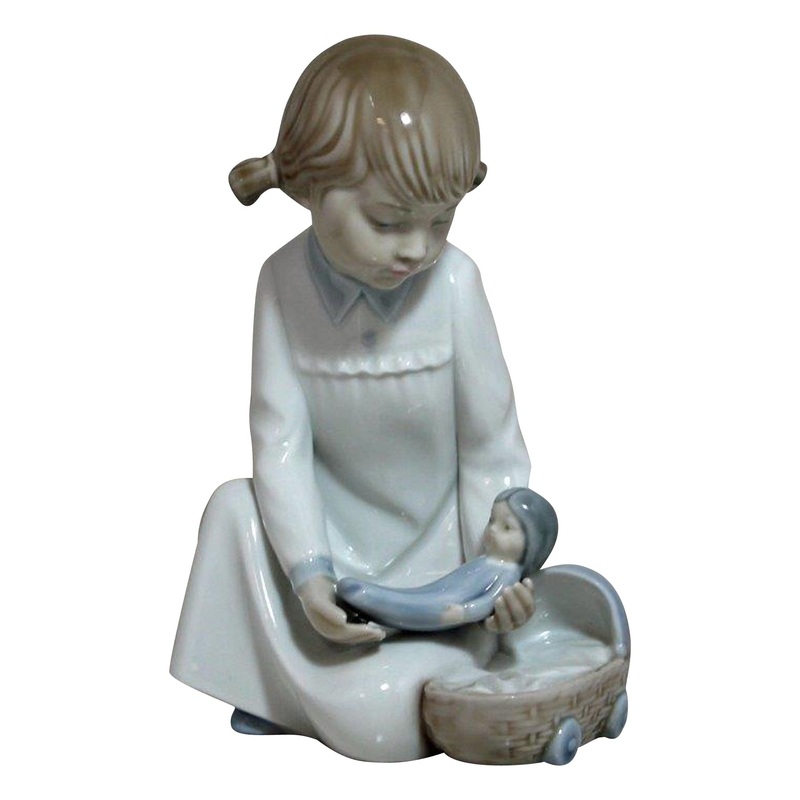 Lladr Figurine: Nao 564 Girl with Doll