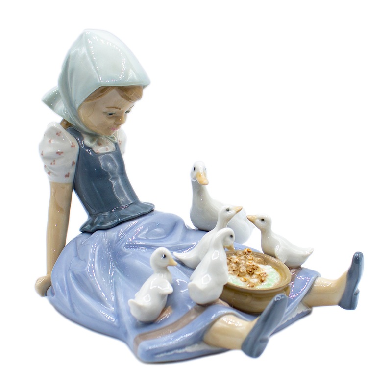 Lladr Figurine: 5074 My Hungry Brood
