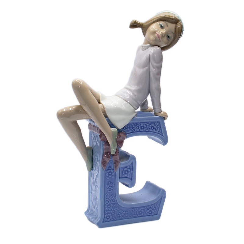 Lladr Figurine: 5146 SchoolGirl E