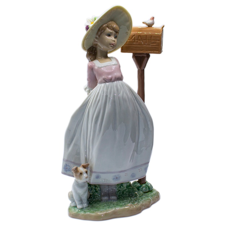 Lladr Figurine: 6852 Waiting for your Letter