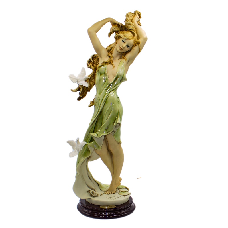 Giuseppe Armani Figurine: 0884c Aurora - Girl with Doves