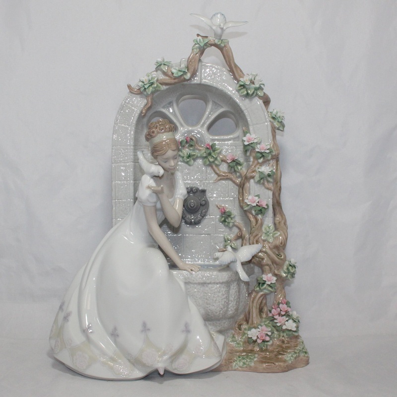 Lladr Figurine: 1876 Spring of Love - As Is
