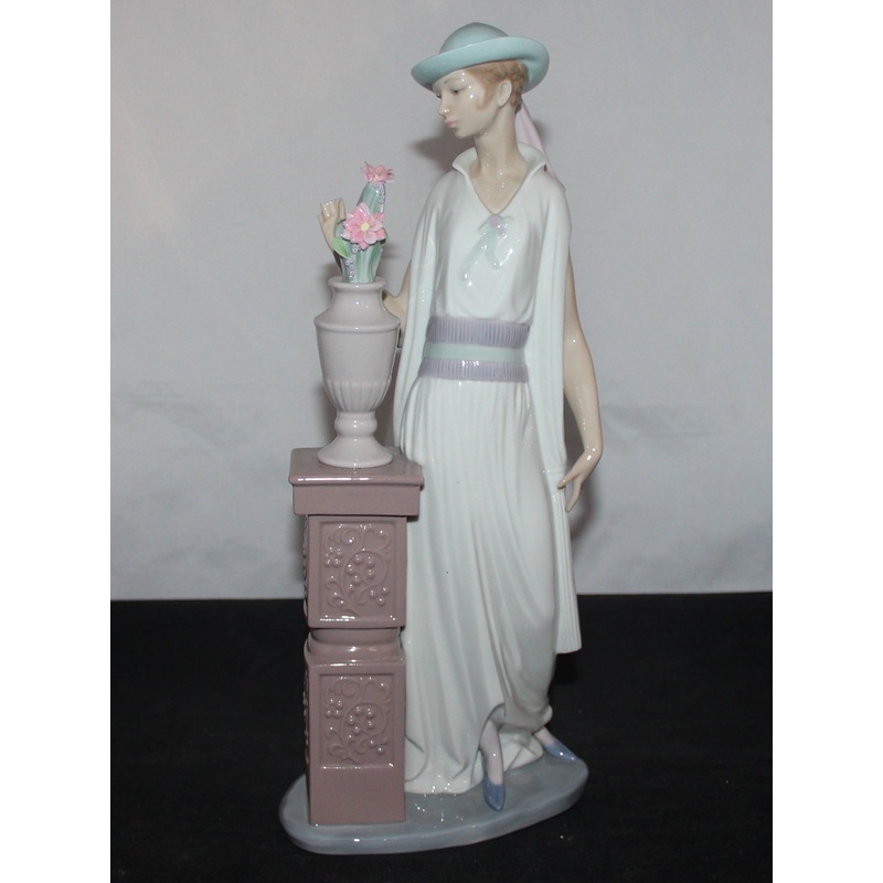 Lladr Figurine: 5175 Lady Grand Casino - As Is