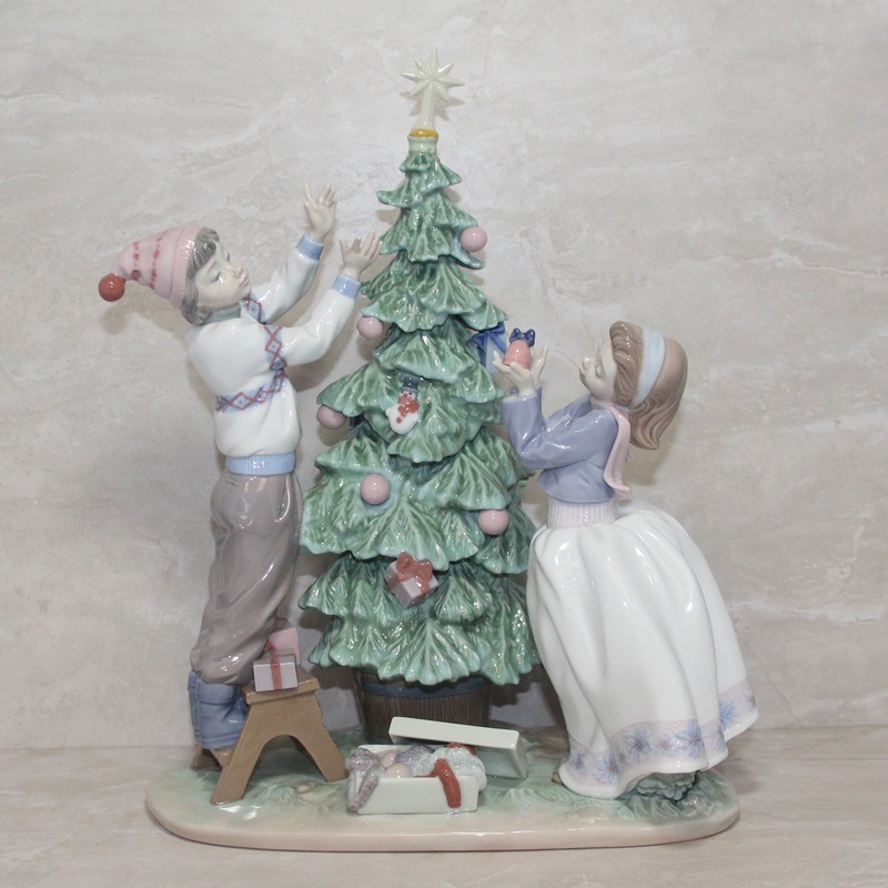 Lladr Figurine: 5897 Trimming the Tree - Repaired