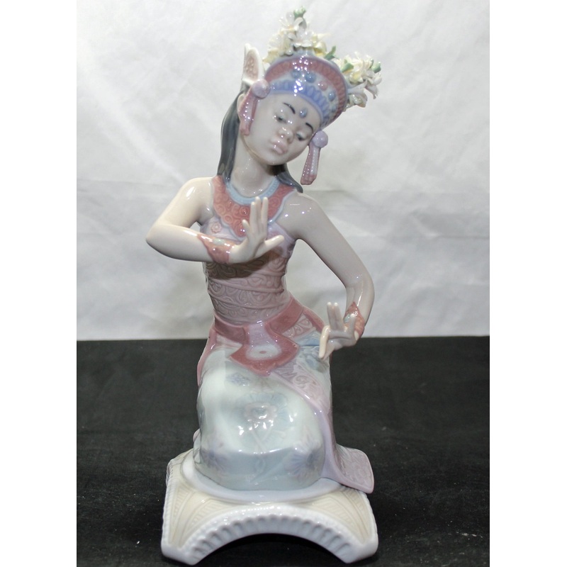 Lladr Figurine: 6142 Indian Pose - Repaired