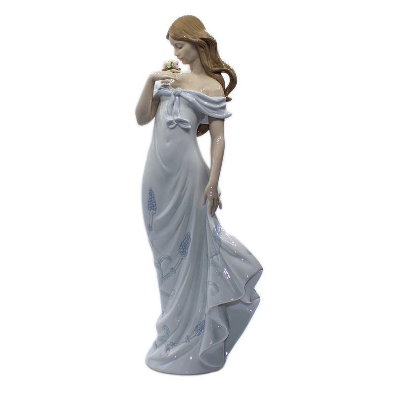 Lladr Figurine: 6918 A Flower's Whisper