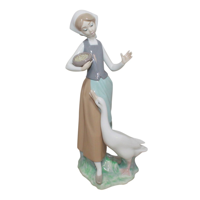 Lladr Figurine: 1052 Girl with Duck