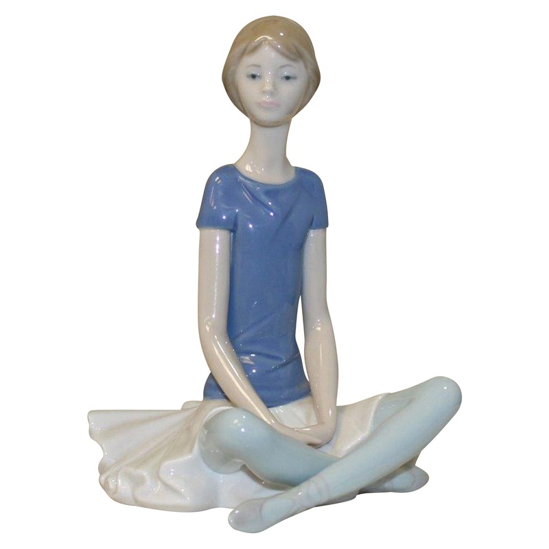 Lladr Figurine: 1358 Beth the Dancer