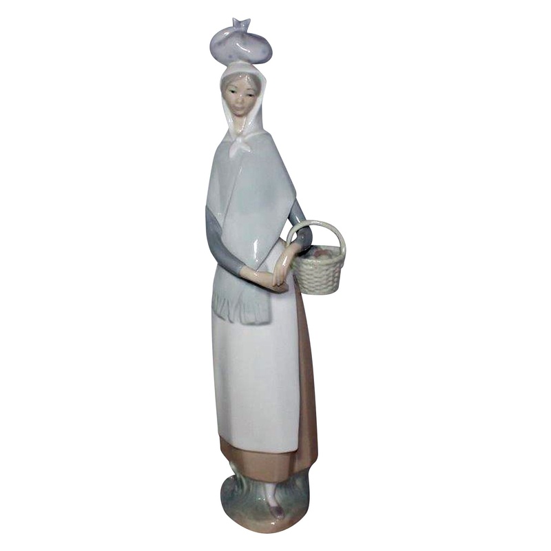 Lladr Figurine: 4502 Marketing Day - Girl