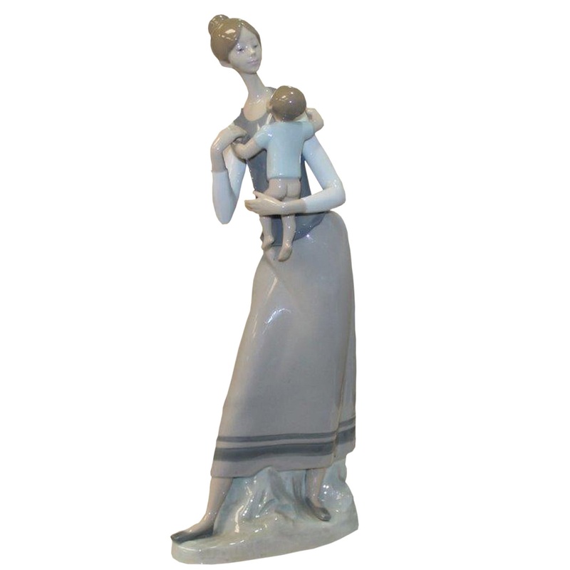 Lladr Figurine: 4701 Mother and Child