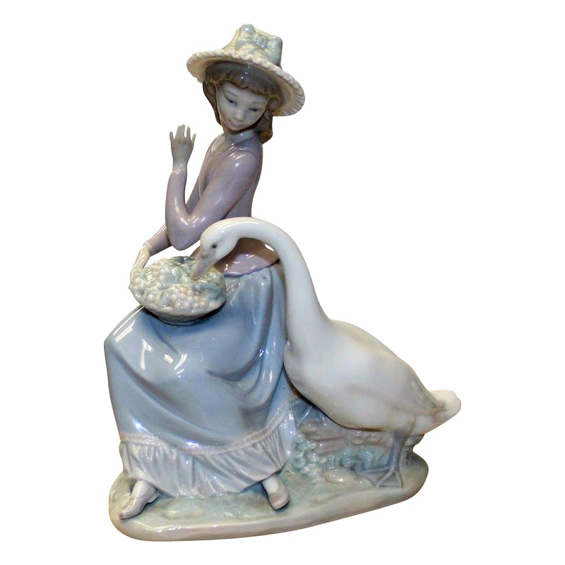 Lladr Figurine: 5034 Goose Trying to Eat
