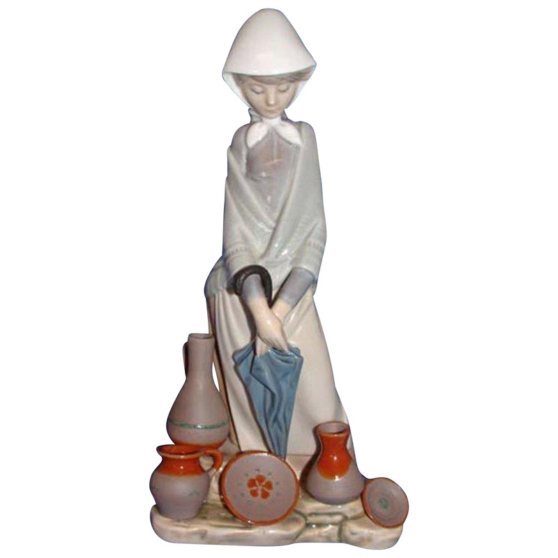 Lladr Figurine: 5081 Ceramic Seller Woman