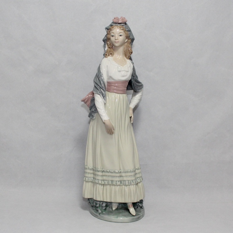 Lladr Figurine: 5125 Goya Lady
