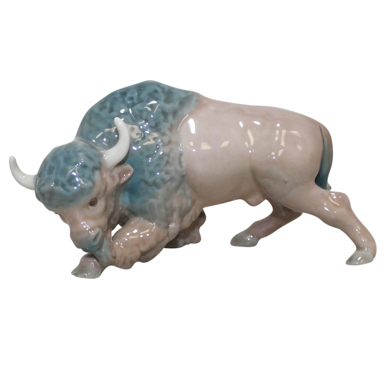 Lladr Figurine: 5313 Mini Bison Attacking