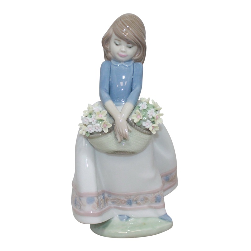 Lladr Figurine: 5467 May Flowers