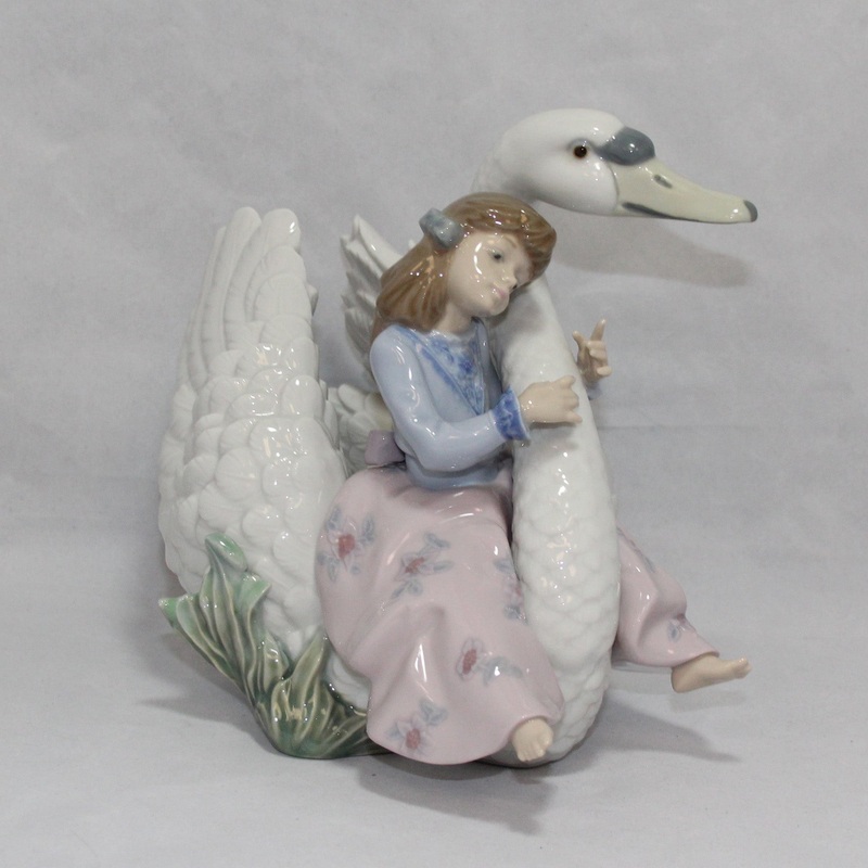 Lladr Figurine: 5704 Swan Song