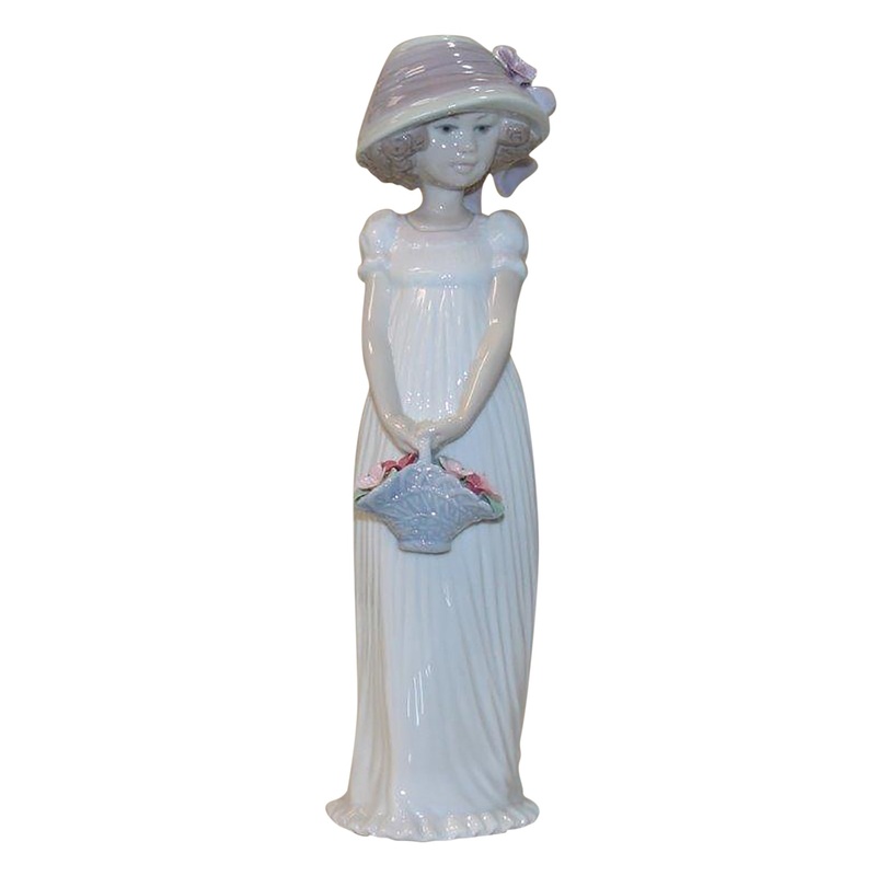 Lladr Figurine: 8022 Little Lady
