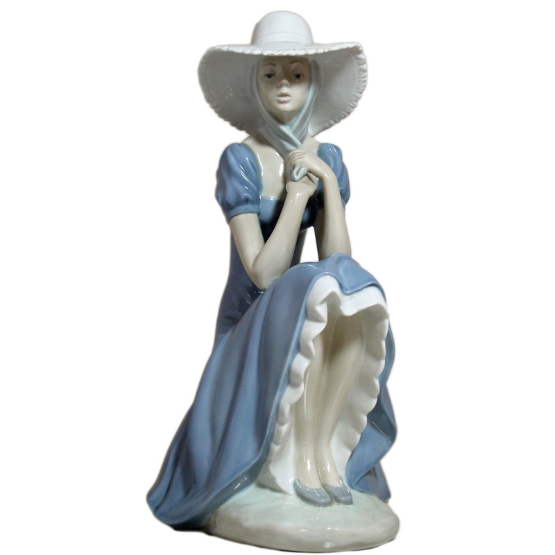 Lladr Figurine: Nao 229 Girl with Straw Hat