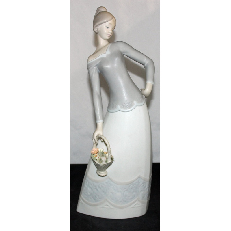 Lladr Figurine: 16884 Serena - As Is Piece