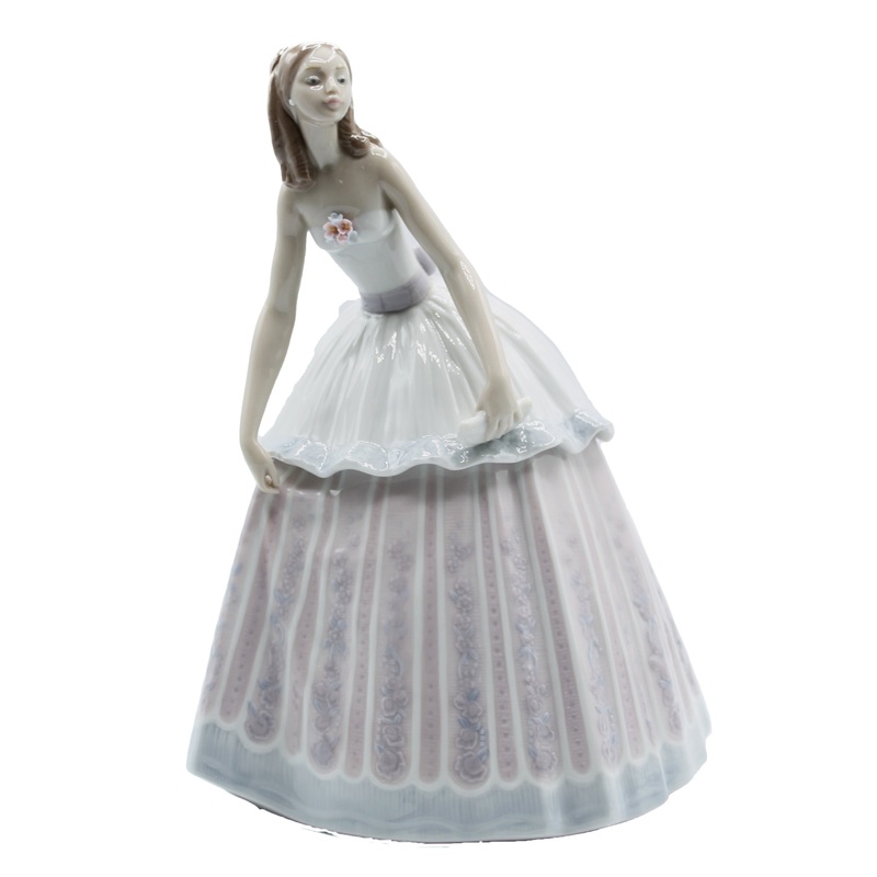 Lladr Figurine: 5858 Waiting to Dance