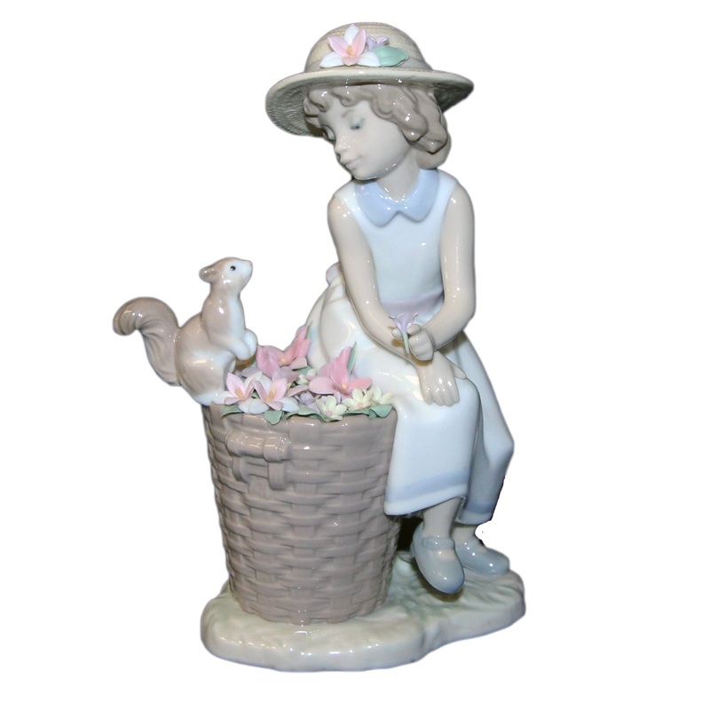 Lladr Figurine: 6825 Hello Little Squirrel