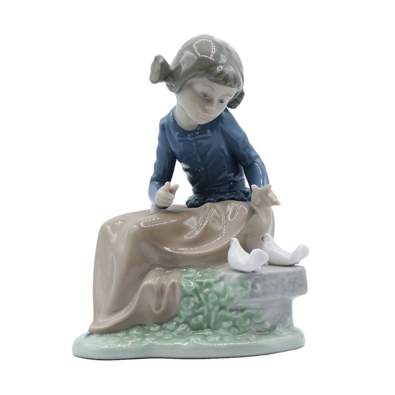 Lladr Figurine: Nao 1090 Ever so Gently