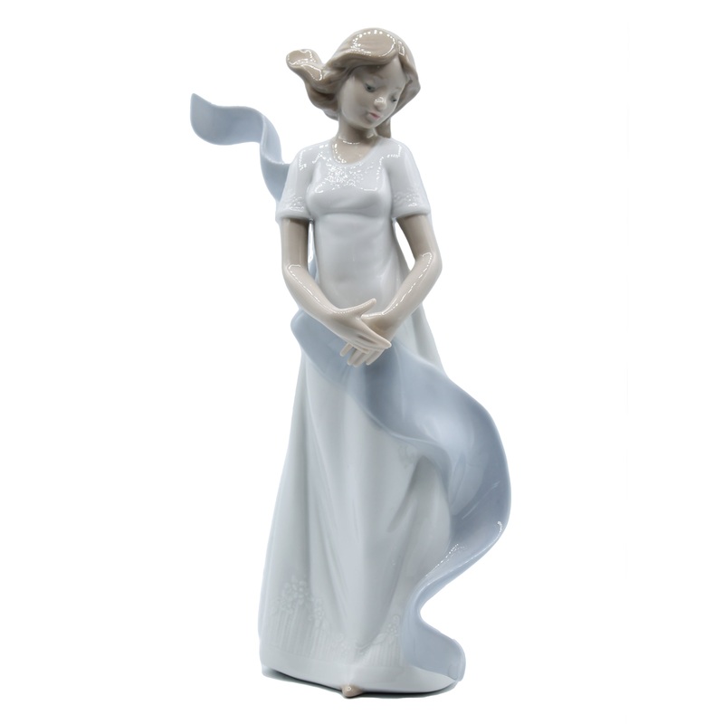 Lladr Figurine: Nao 1425 Kissed by the Wind
