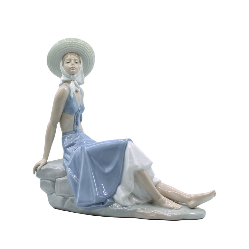 Lladr Figurine: Nao 228 Girl Reclining