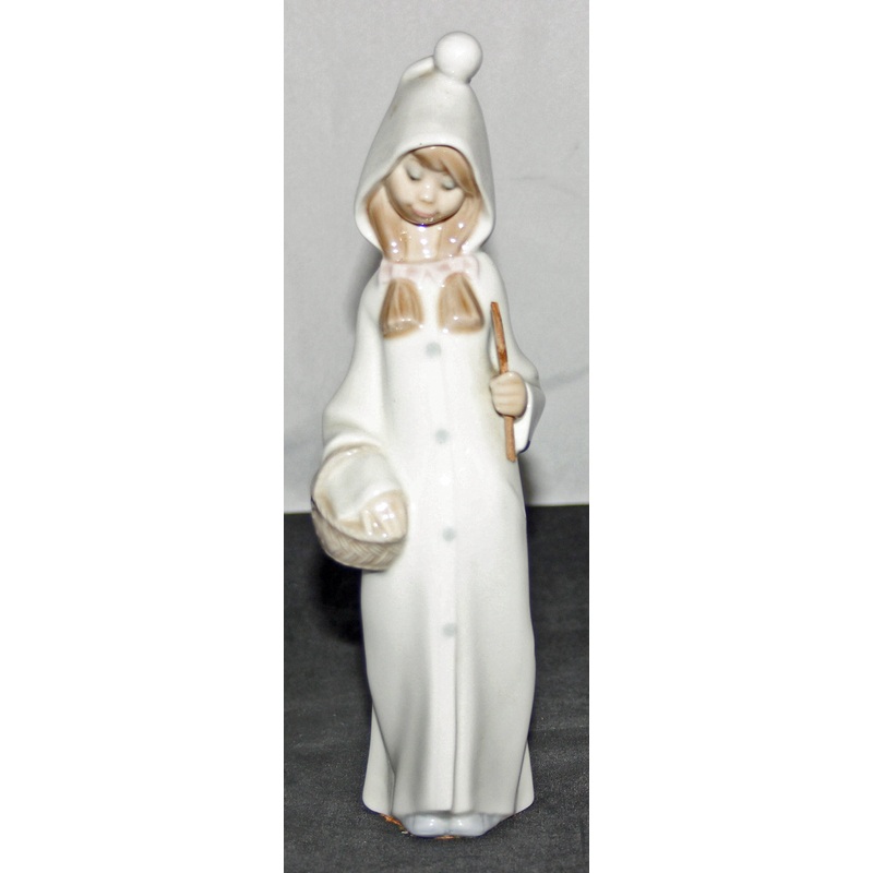 Llard Figurine: 4678 Girl With Basket - As Is Piece