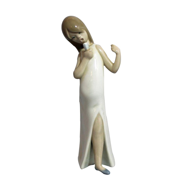 Lladr Figurine: 4612 Girl Singer